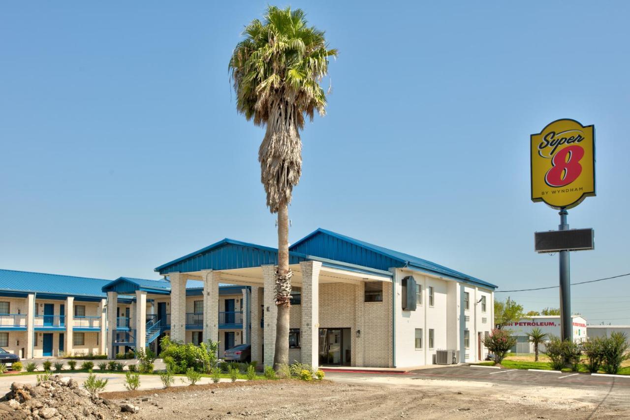 Super 8 By Wyndham Victoria - South - Hwy 59 Hotel Exterior photo